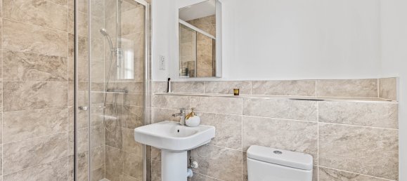 4 bedrooms House in Horley, United Kingdom No. 1065 38