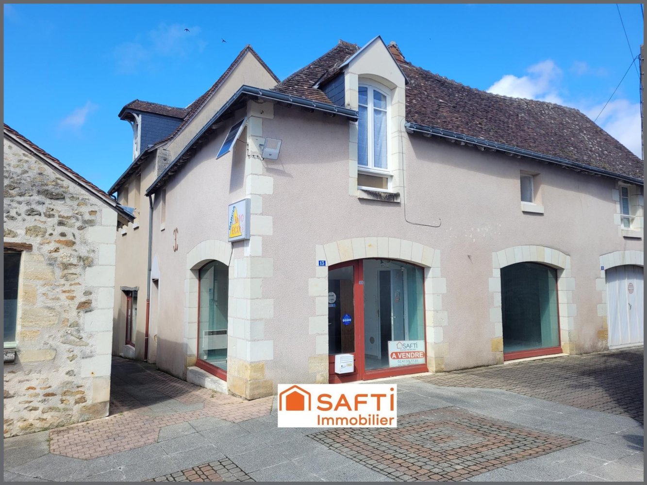 3 rooms Commercial property in Descartes, France No. 336183
