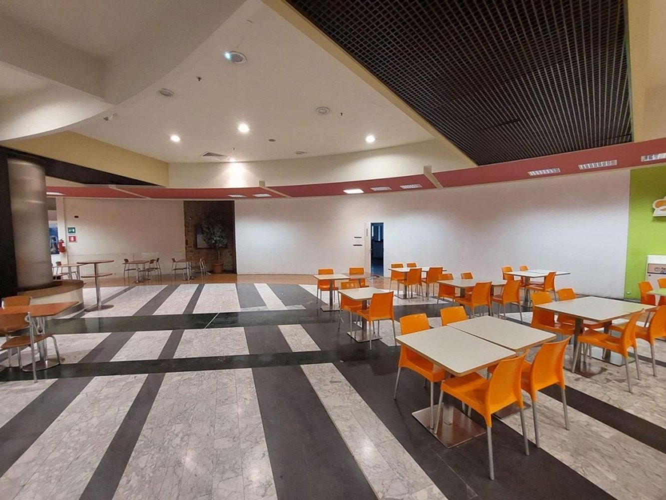 Gewerbliche Immobilie in Inzago, Italy 446m², Nr. 379259