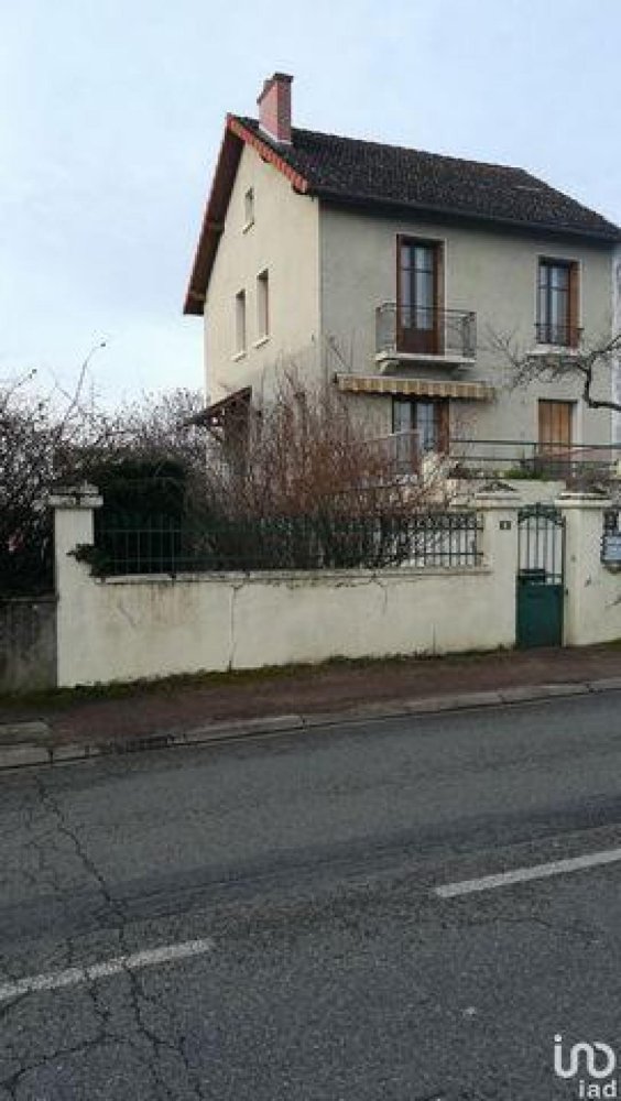Casa de 3 dormitorios en Cusset, France No. 6198