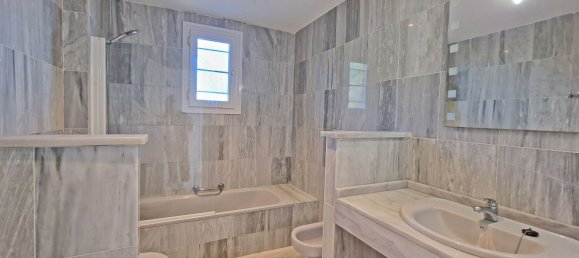 Apartamento de 3 dormitorios en Marbella, Spain No. 33126 30