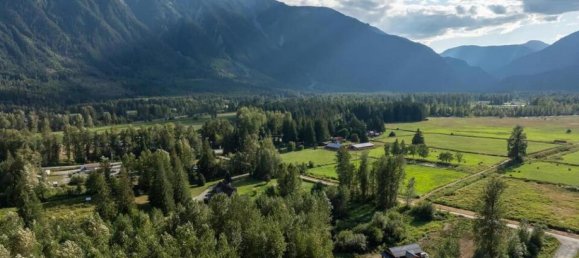 3 bedrooms House in British Columbia, Canada No. 1064 2