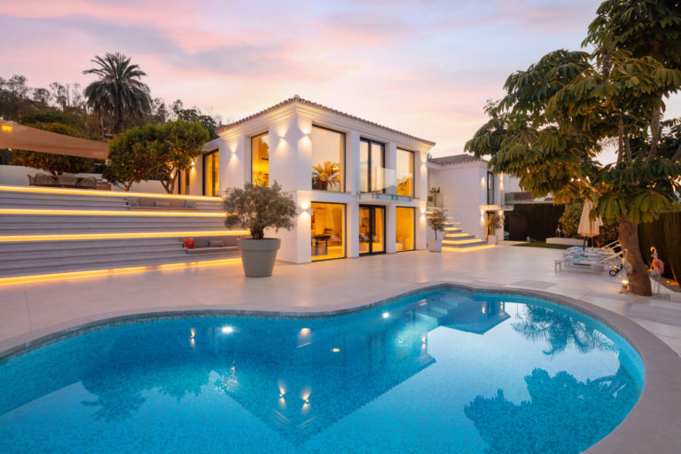 4 bedrooms Villa in Marbella, Spain No. 30597