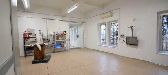 462m² Warehouse in Piacenza, Italy No. 210629 6