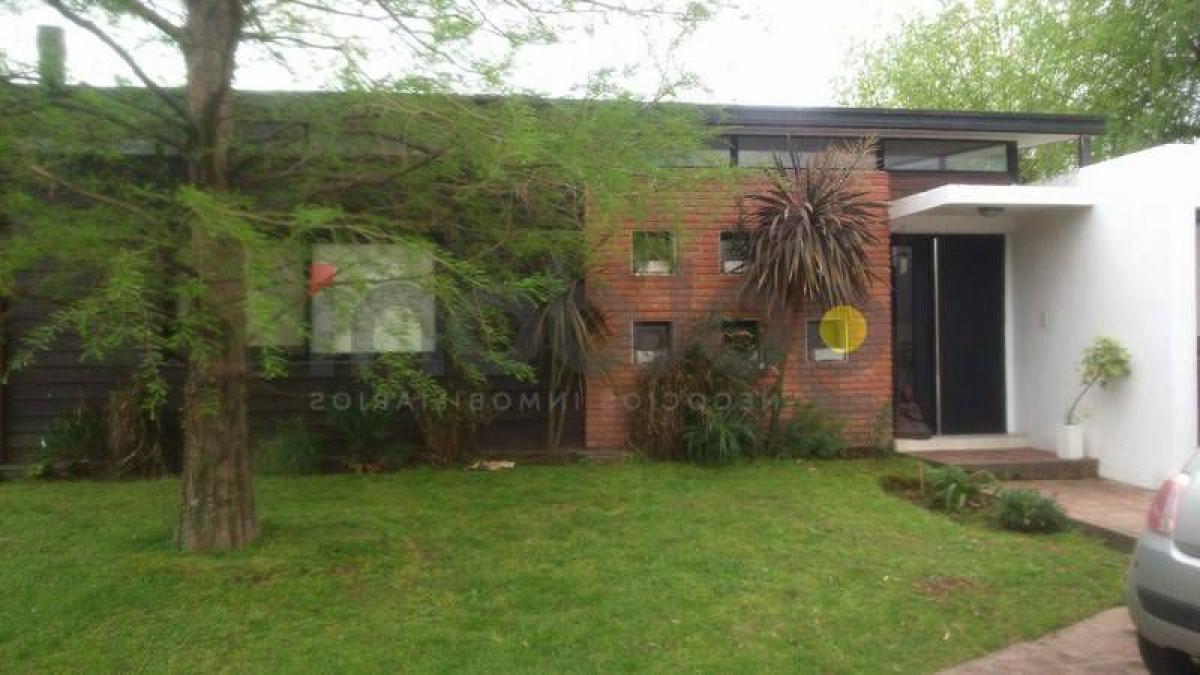 3 bedrooms House in Berazategui, Argentina No. 95350