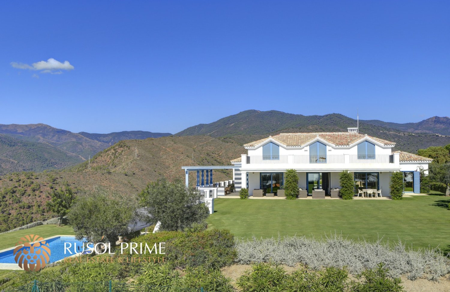 5 bedrooms Villa in Benahavis, Spain No. 1379