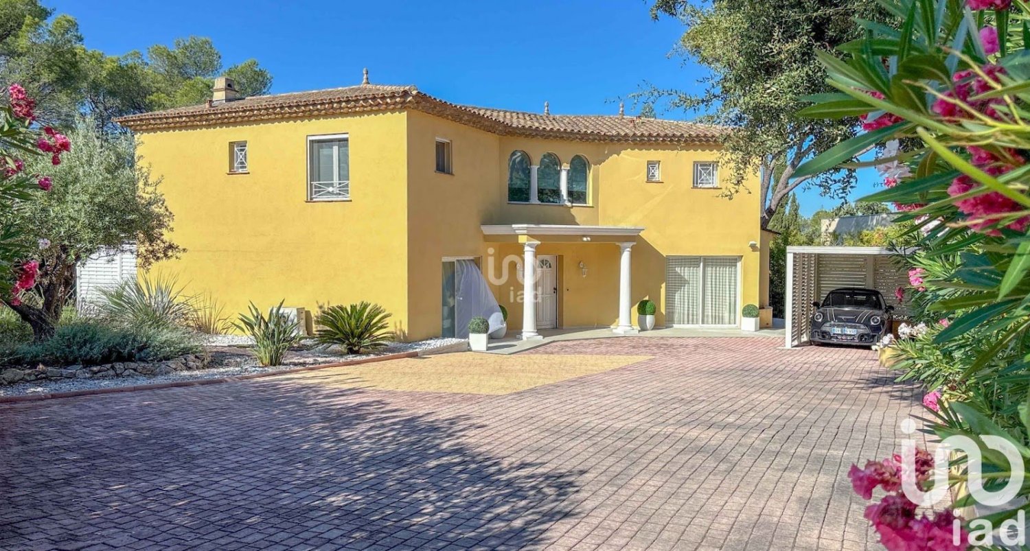 Villa de 4 dormitorios en Saint-Raphael, France No. 295667