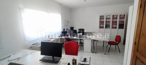 Oficina de 3 habitaciónes en Brindisi, Italy No. 302204 4