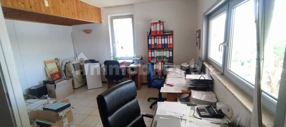 Oficina de 3 habitaciónes en Brindisi, Italy No. 302204 5