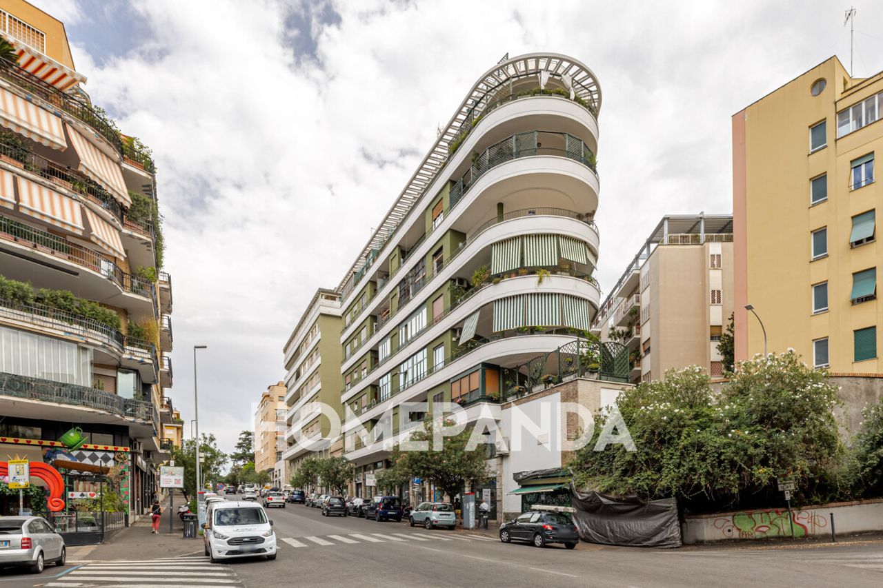 1 room Commercial property in Rome, Italy No. 388298