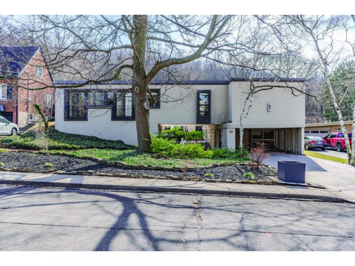 5 bedrooms House in Hamilton, Canada No. 908