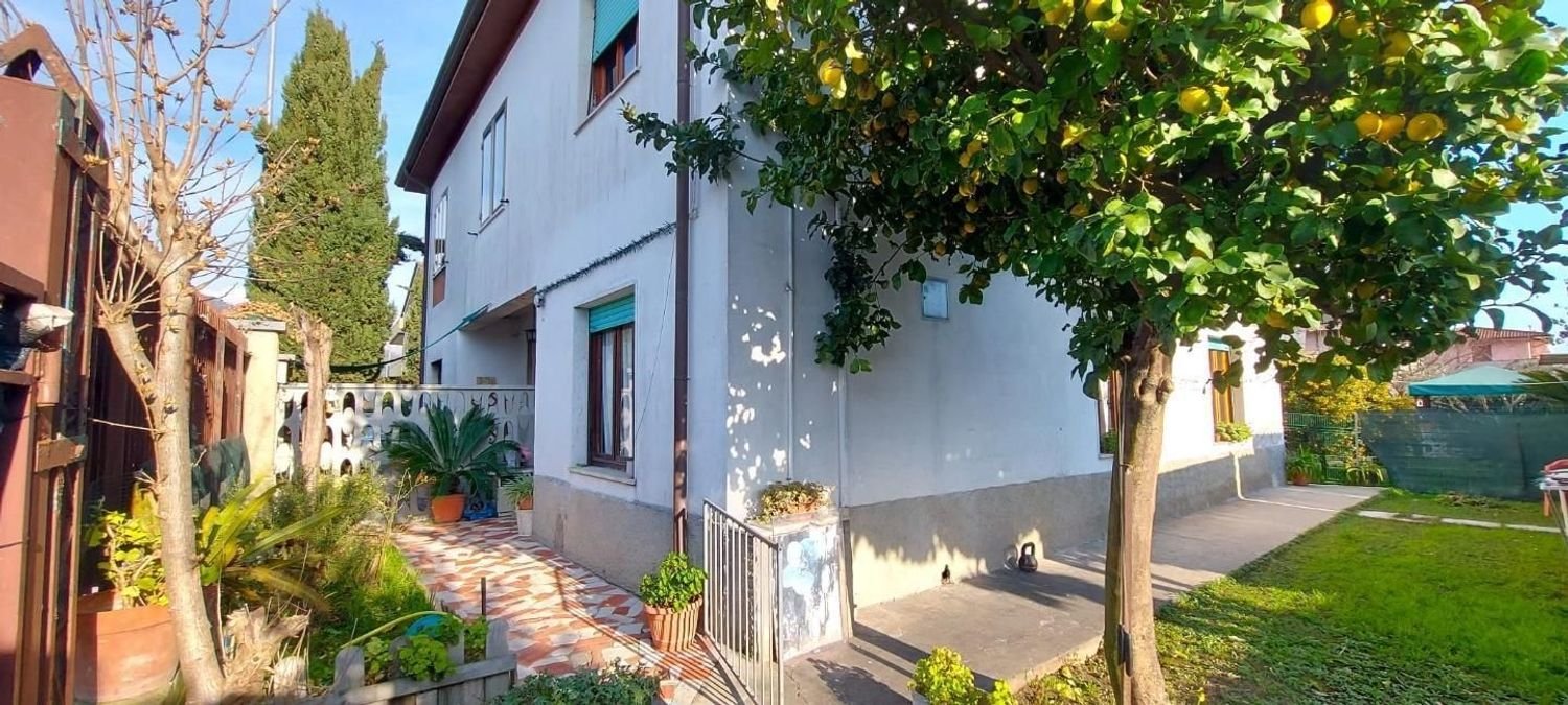 7غرفة منزل في Carrara, Italy رقم 45685