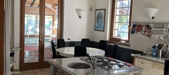 5 rooms Apartment in Erba, Italy No. 3907 6