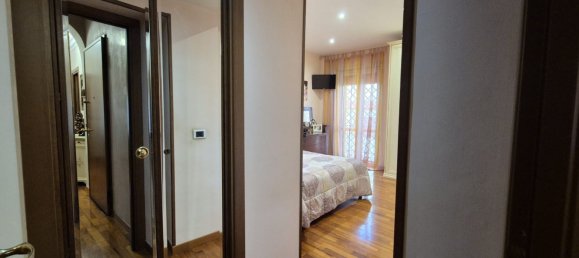 4 bedrooms Apartment in Rome, Italy No. 321597 22