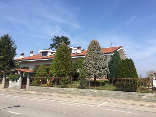 3 bedrooms Villa in Airasca, Italy No. 208807