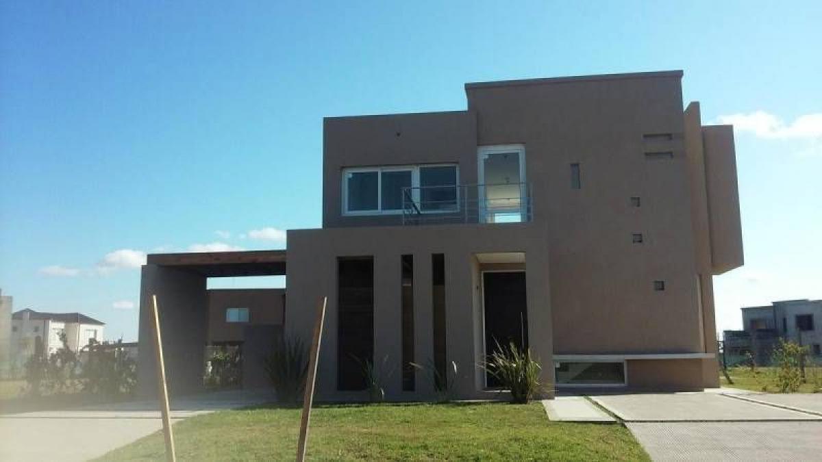 Casa de 3 dormitorios en Escobar, Argentina No. 96472