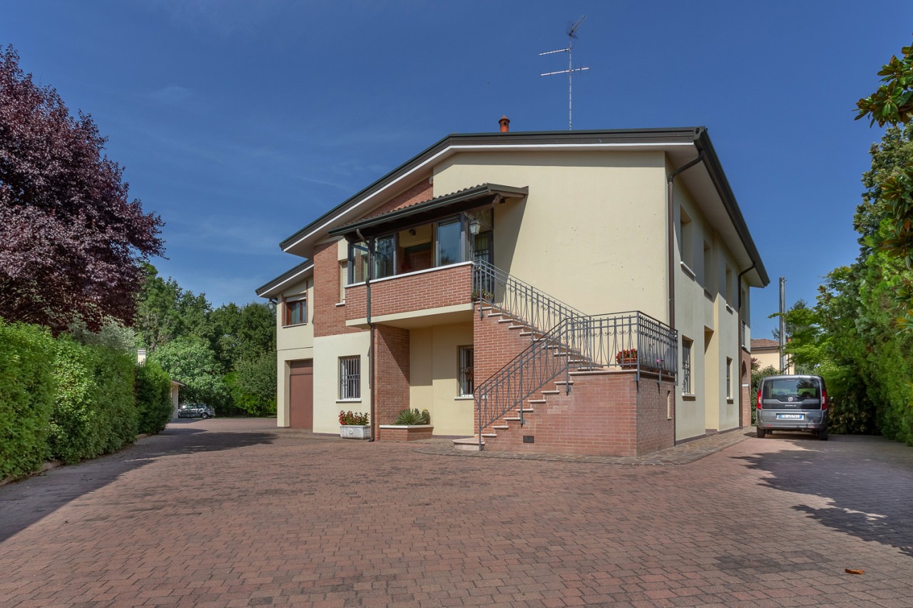 7 bedrooms Villa in Ferrara, Italy No. 33539