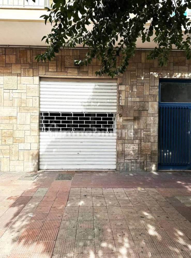 2-Zimmer Gewerbliche Immobilie in Bari, Italy, Nr. 353317