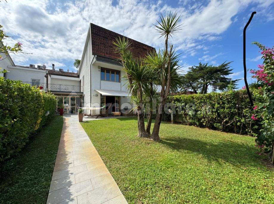 3 bedrooms House in Montignoso, Italy No. 216532