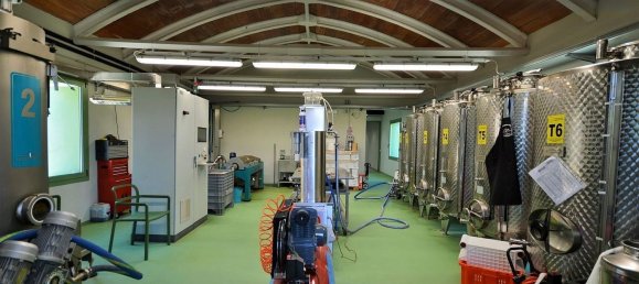 670m² Commercial property in Marsciano, Italy No. 315422 10