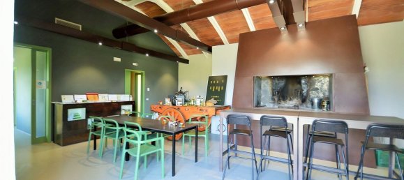 670m² Commercial property in Marsciano, Italy No. 315422 19