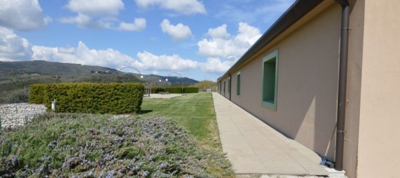 670m² Commercial property in Marsciano, Italy No. 315422 2