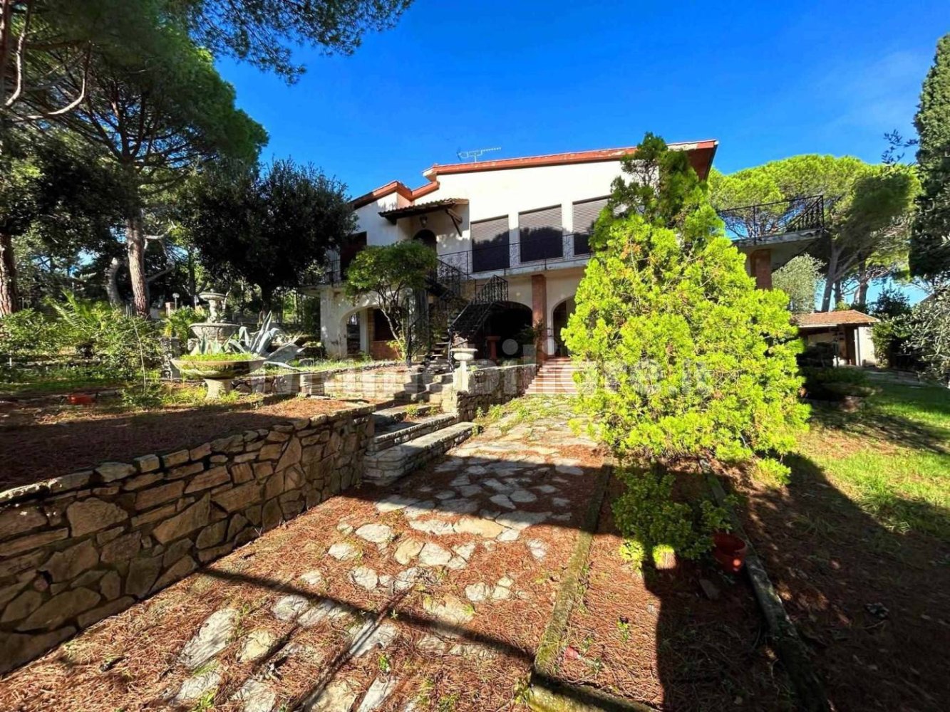 4 bedrooms Villa in Rosignano Marittimo, Italy No. 82127