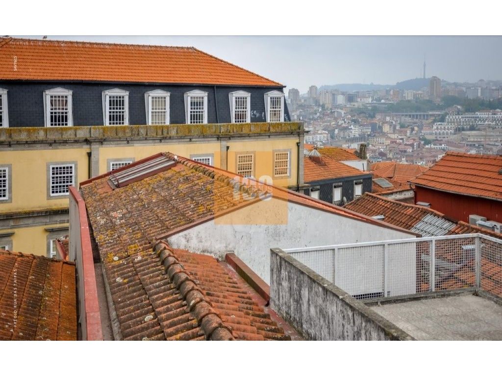9 bedrooms Building in Porto, Portugal No. 109964