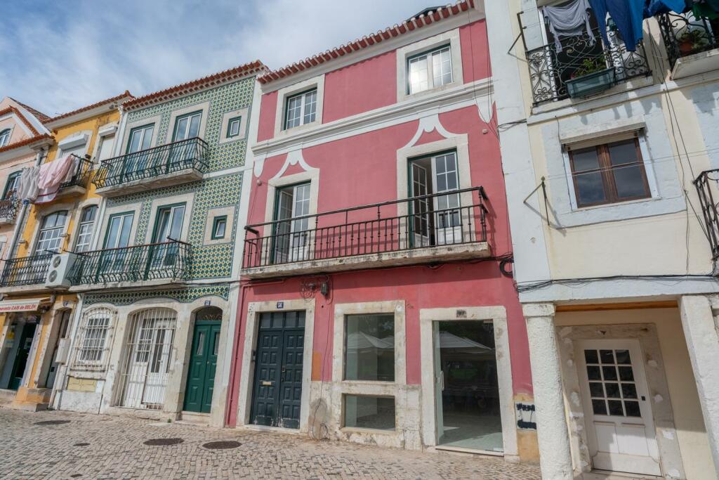 3 bedrooms Apartment in Lisbon, Portugal No. 120235