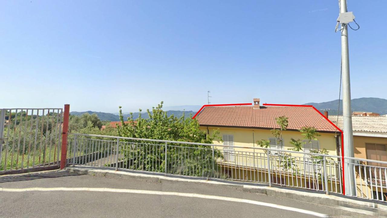 12 rooms Building in Zagarise, Italy No. 18079