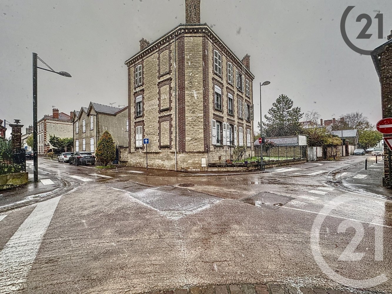 Edificio de 1 habitación en Sainte-Savine, France No. 159533