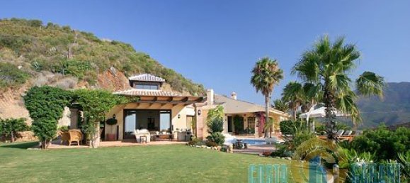 Villa de 4 dormitorios en Marbella, Spain No. 9933 3