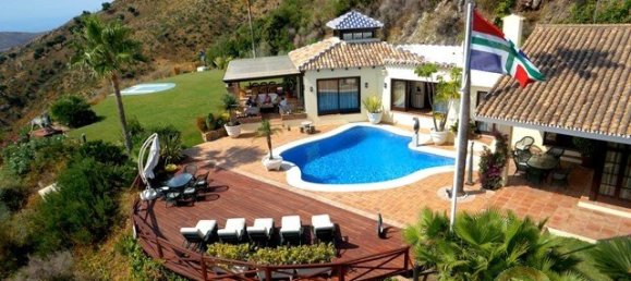 Villa de 4 dormitorios en Marbella, Spain No. 9933 8