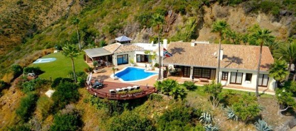 Villa de 4 dormitorios en Marbella, Spain No. 9933 9