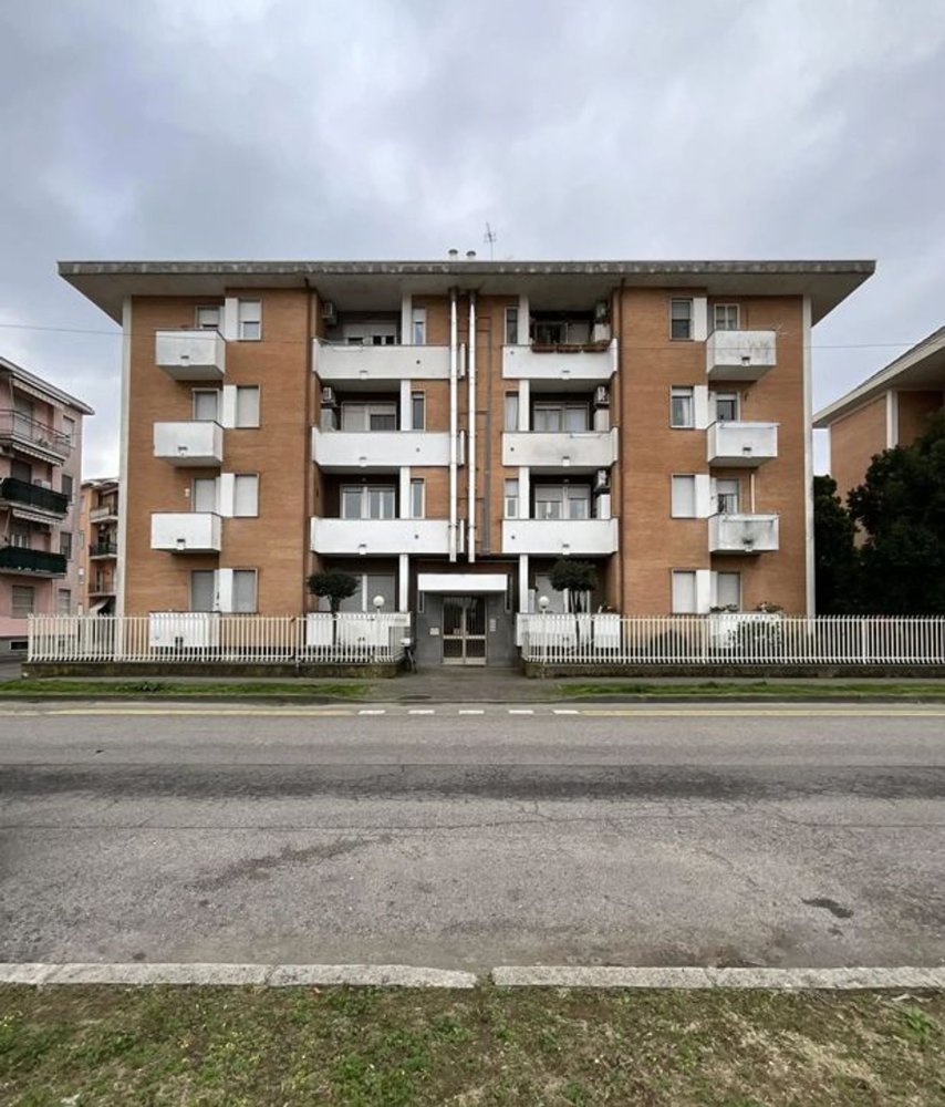 3 rooms Apartment in Busto Arsizio, Italy No. 1638