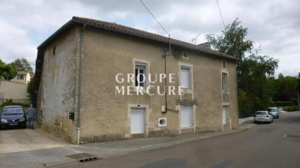 Casa de 4 dormitorios en Civray, France No. 37775