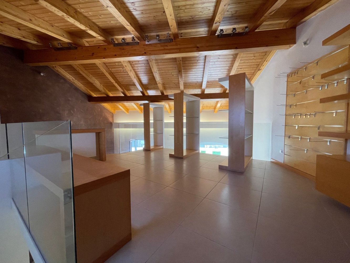  عقار تجاري في Adrano, Italy 80متر مربع رقم 297302