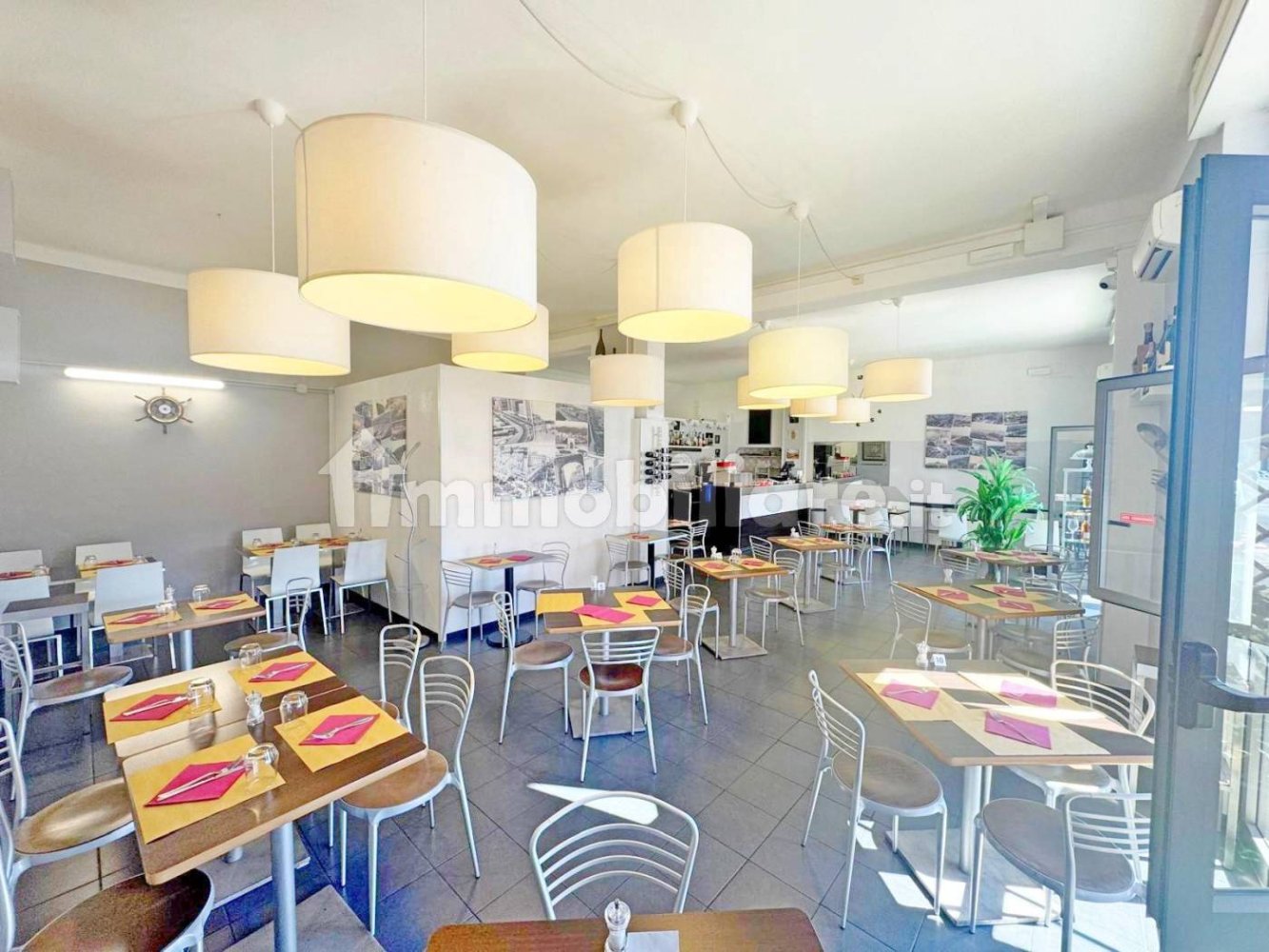 4 rooms Commercial property in Genoa, Italy No. 364078