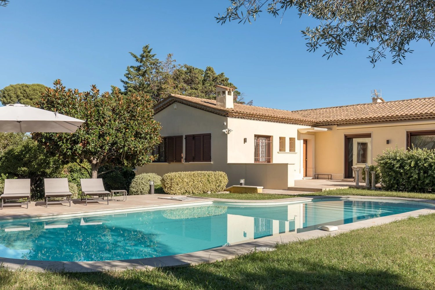 5 bedrooms Villa in Antibes, France No. 681