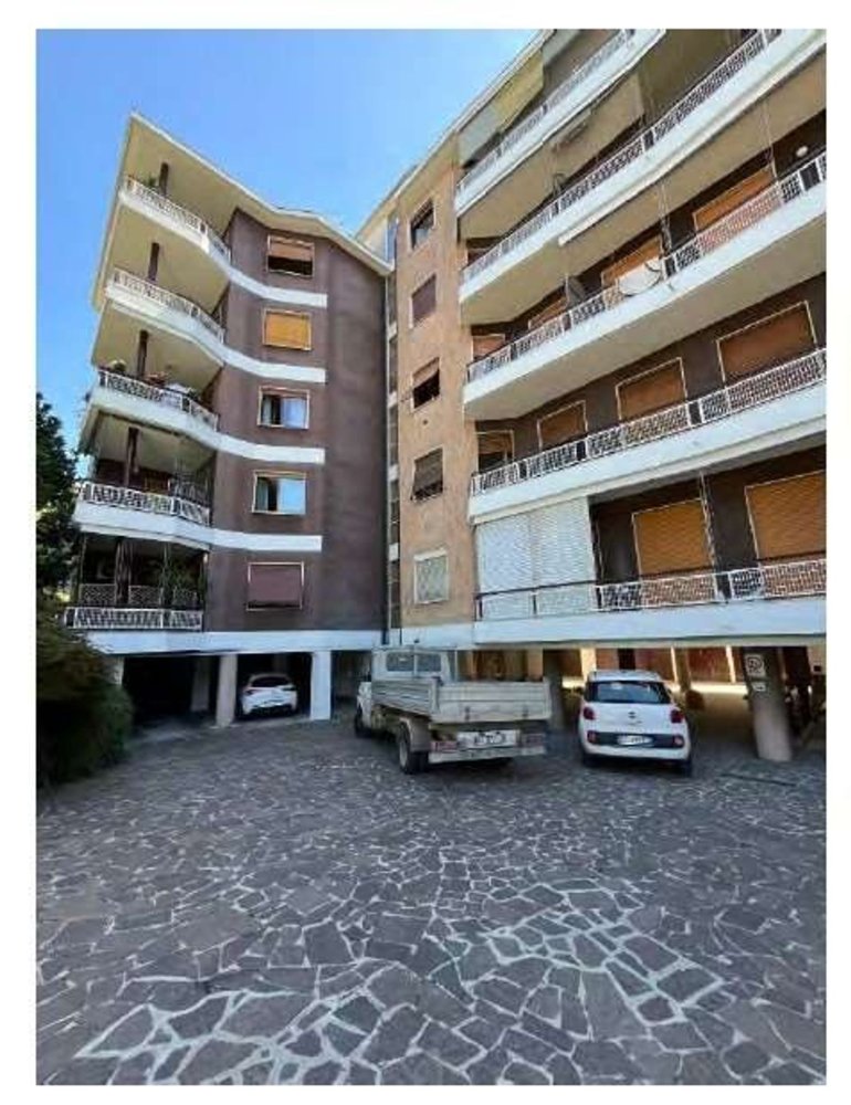 Apartamento de 32 divisões em Merate, Italy N.º 5220