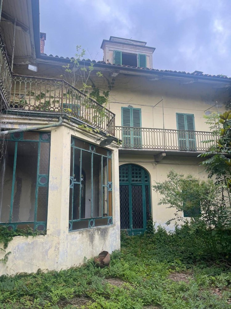 1024m² Building in Biella, Italy No. 268572
