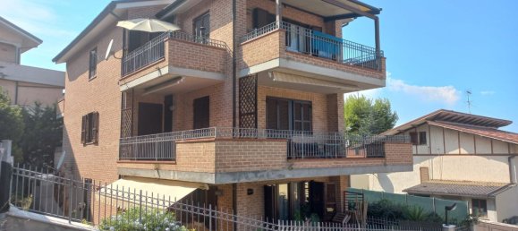 5 rooms Apartment in Fermo, Italy No. 251881 2