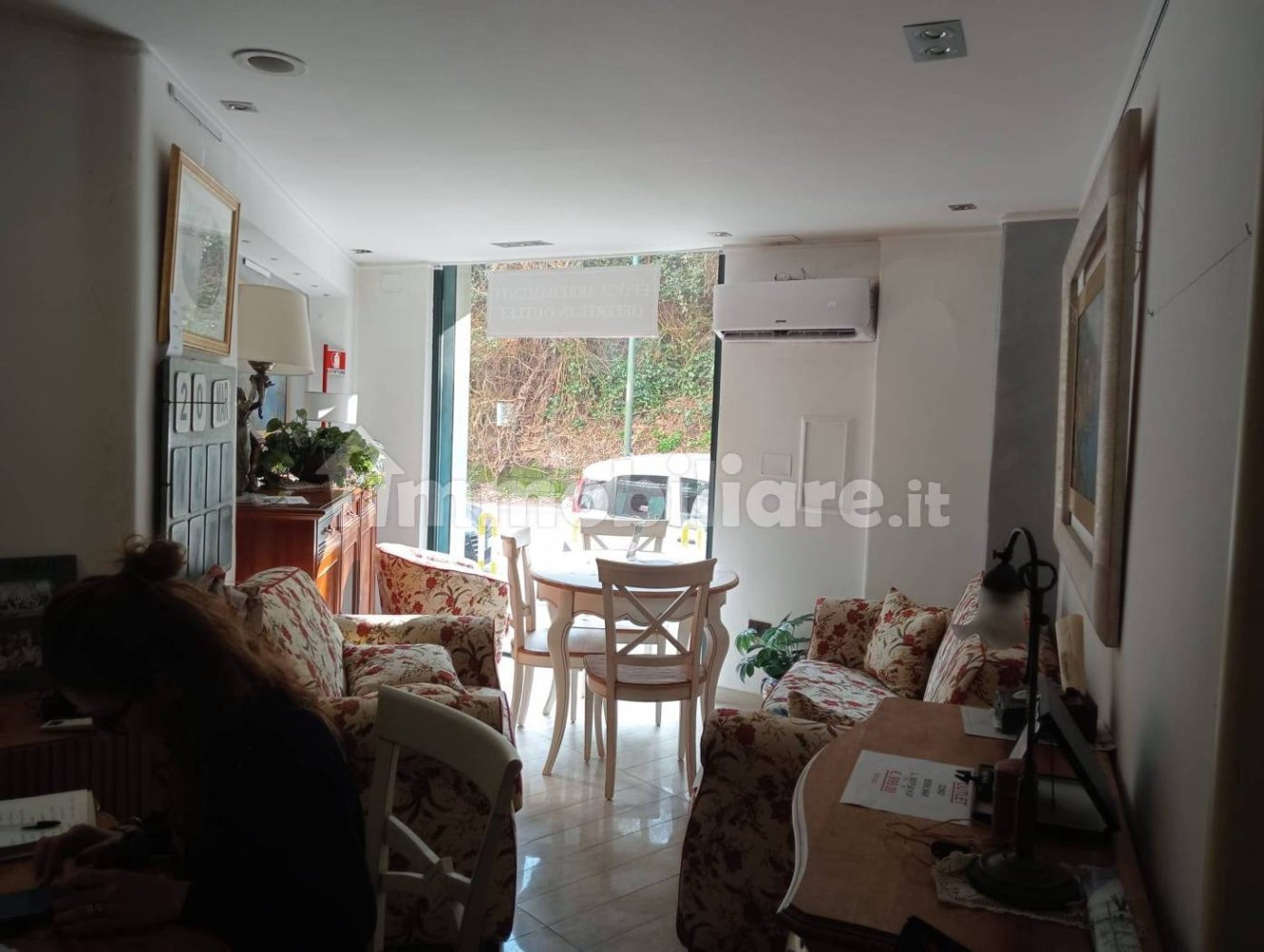 1غرفة عقار تجاري في Naples, Italy رقم 86048