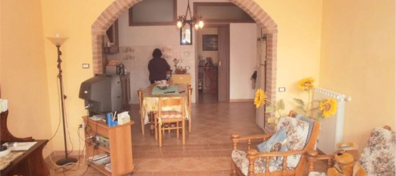 5 rooms Apartment in Castelfranco di Sotto, Italy No. 126497 2