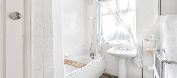 3 bedrooms House in London, United Kingdom No. 6642 32