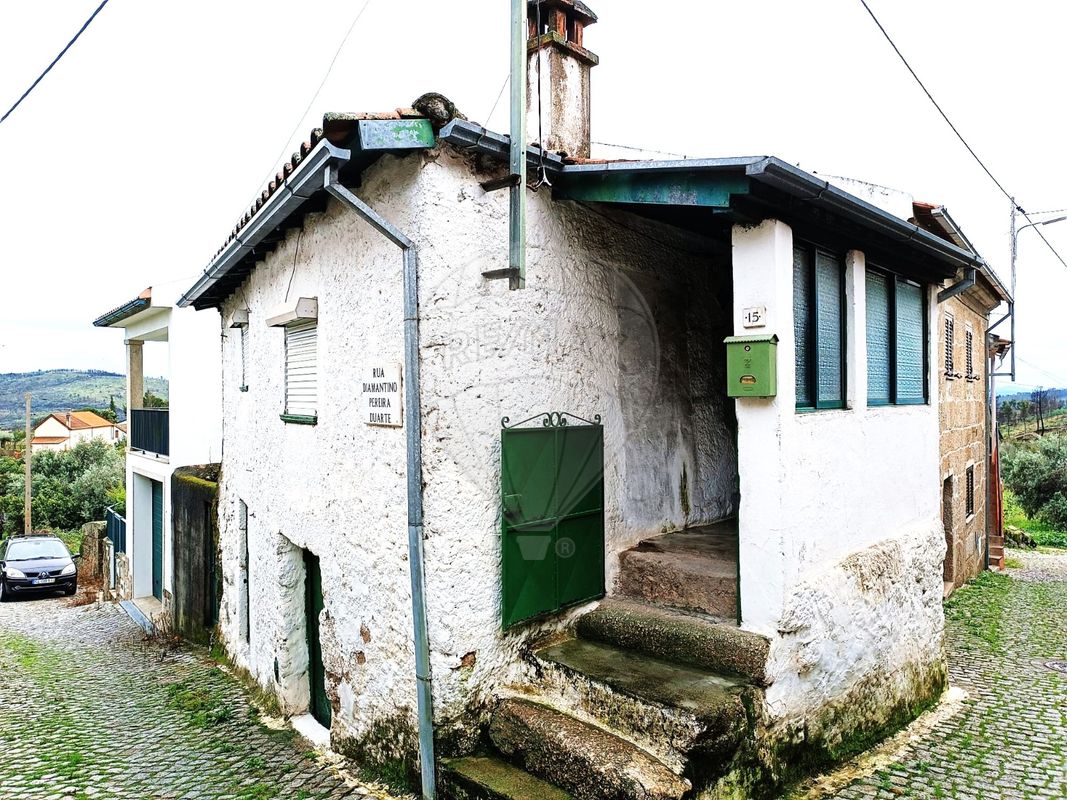 3 bedrooms House in Goncalo, Portugal No. 24510