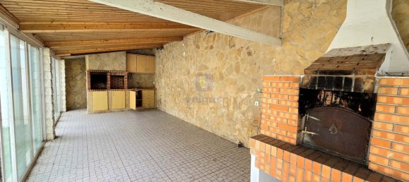 5 bedrooms Villa in Sesimbra, Portugal No. 122689 9