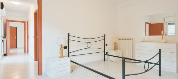 Квартира с 4 комнатами в Специя, Италия № 90313 12