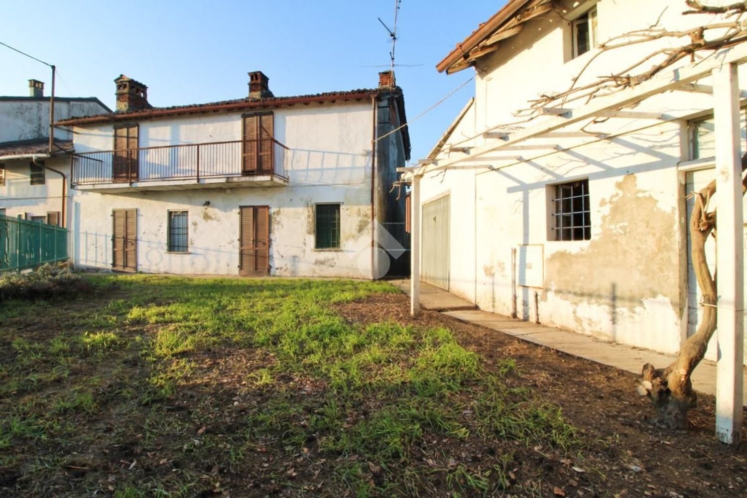 Дом с 5 комнатами в Дзинаско, Италия № 237004