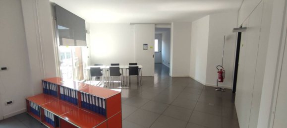 Escritório de 5 divisões em Como, Italy N.º 296474 10